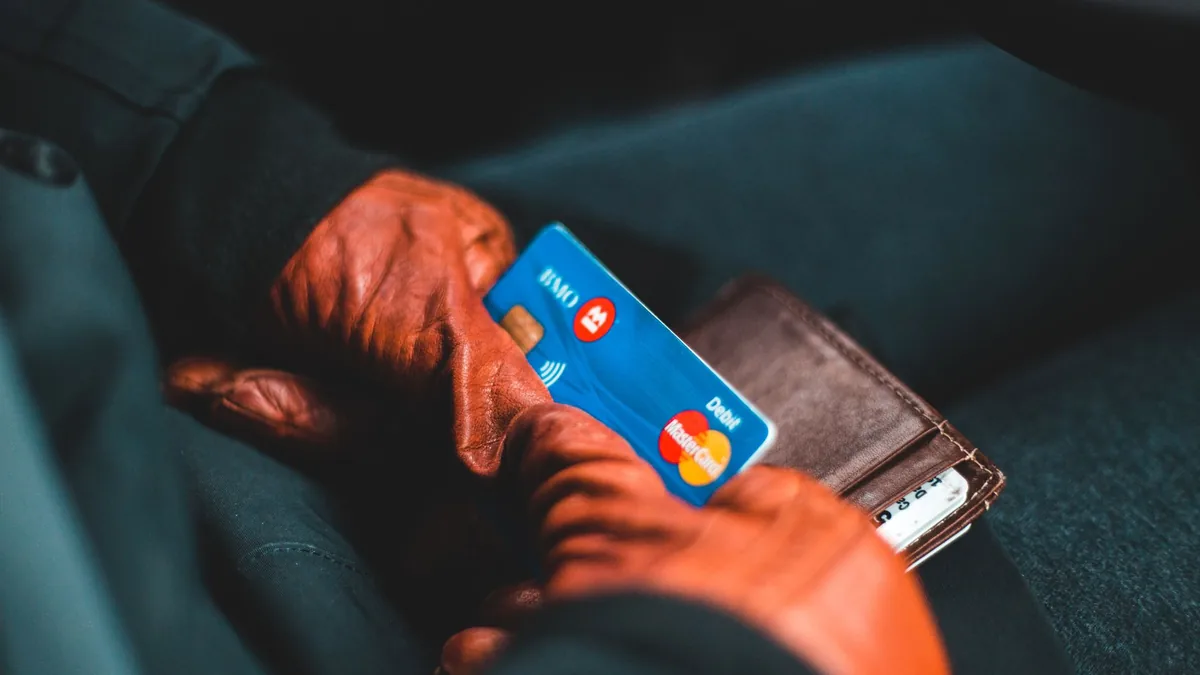 Cartão de crédito vinculado à conta: digital ou tradicional