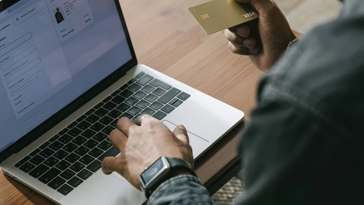 Fintech ou banco tradicional: qual escolher para o cartão