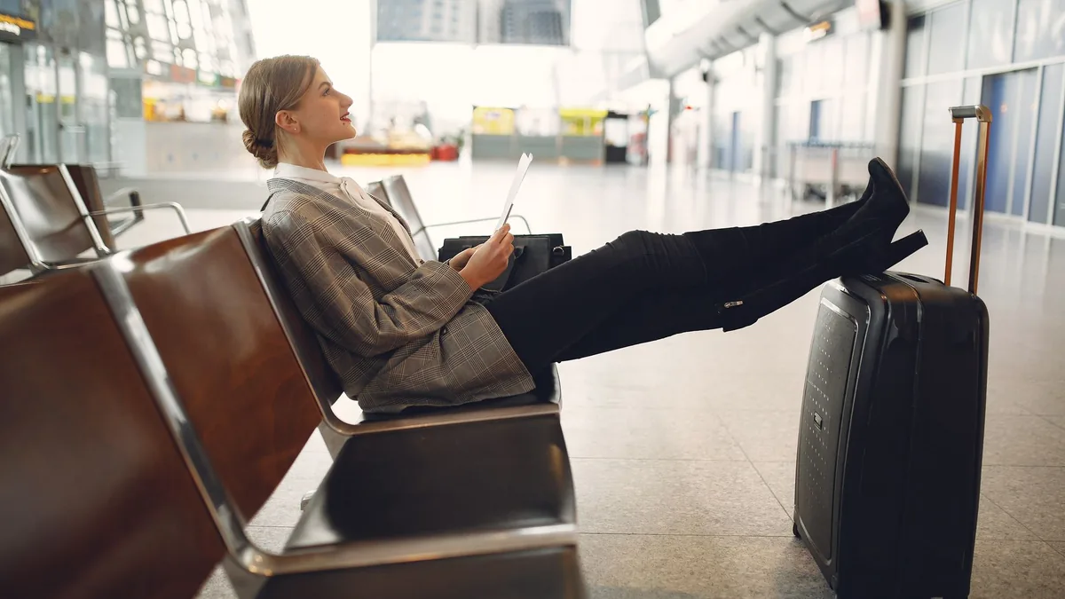 Cartão com seguro viagem: como funciona de verdade